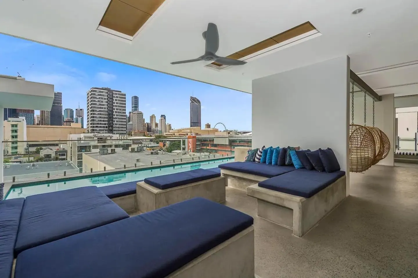 Stunning Views, Best Location, King Bed, Gym, Pool Brisbane Apartment