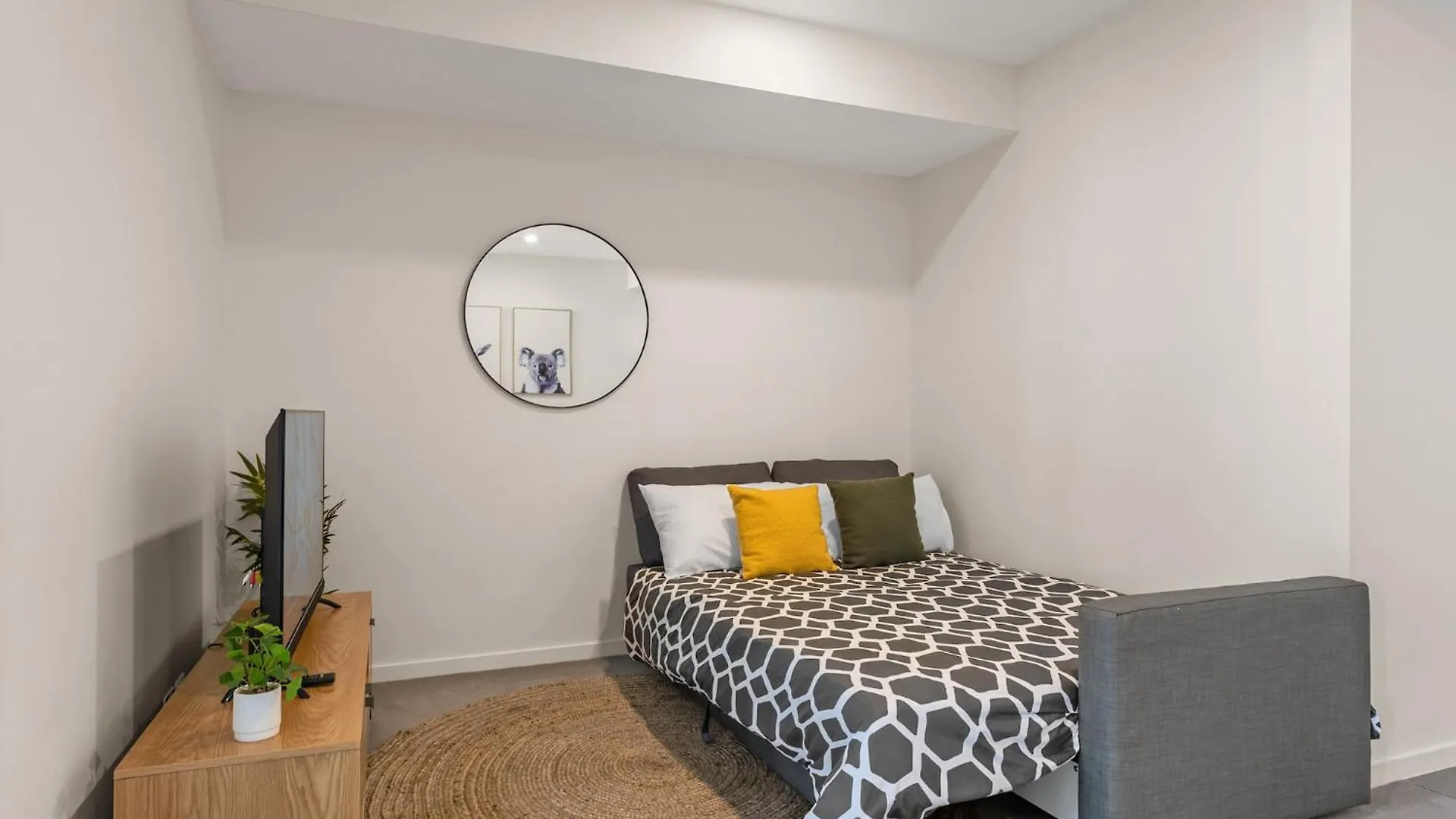 Stunning Views, Best Location, King Bed, Gym, Pool Brisbane Apartment