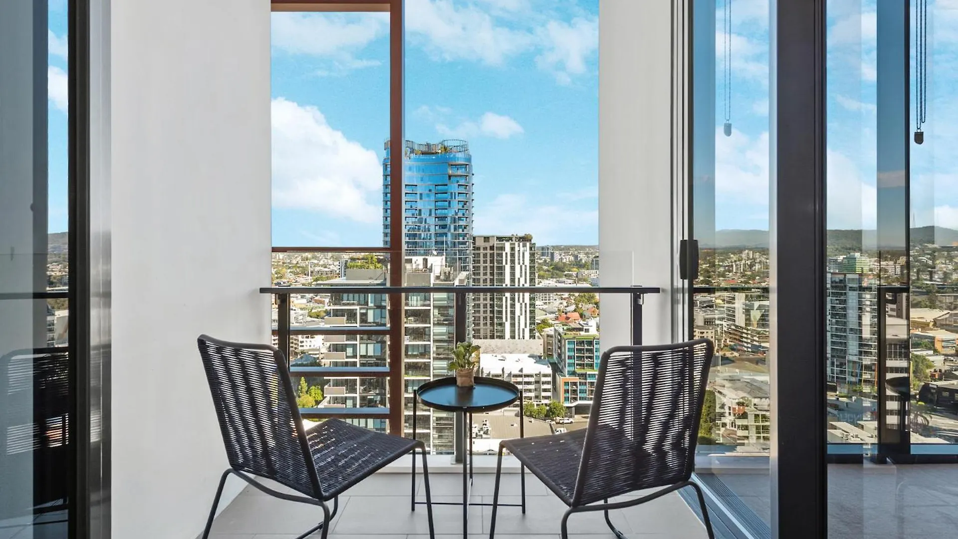 Stunning Views, Best Location, King Bed, Gym, Pool Brisbane