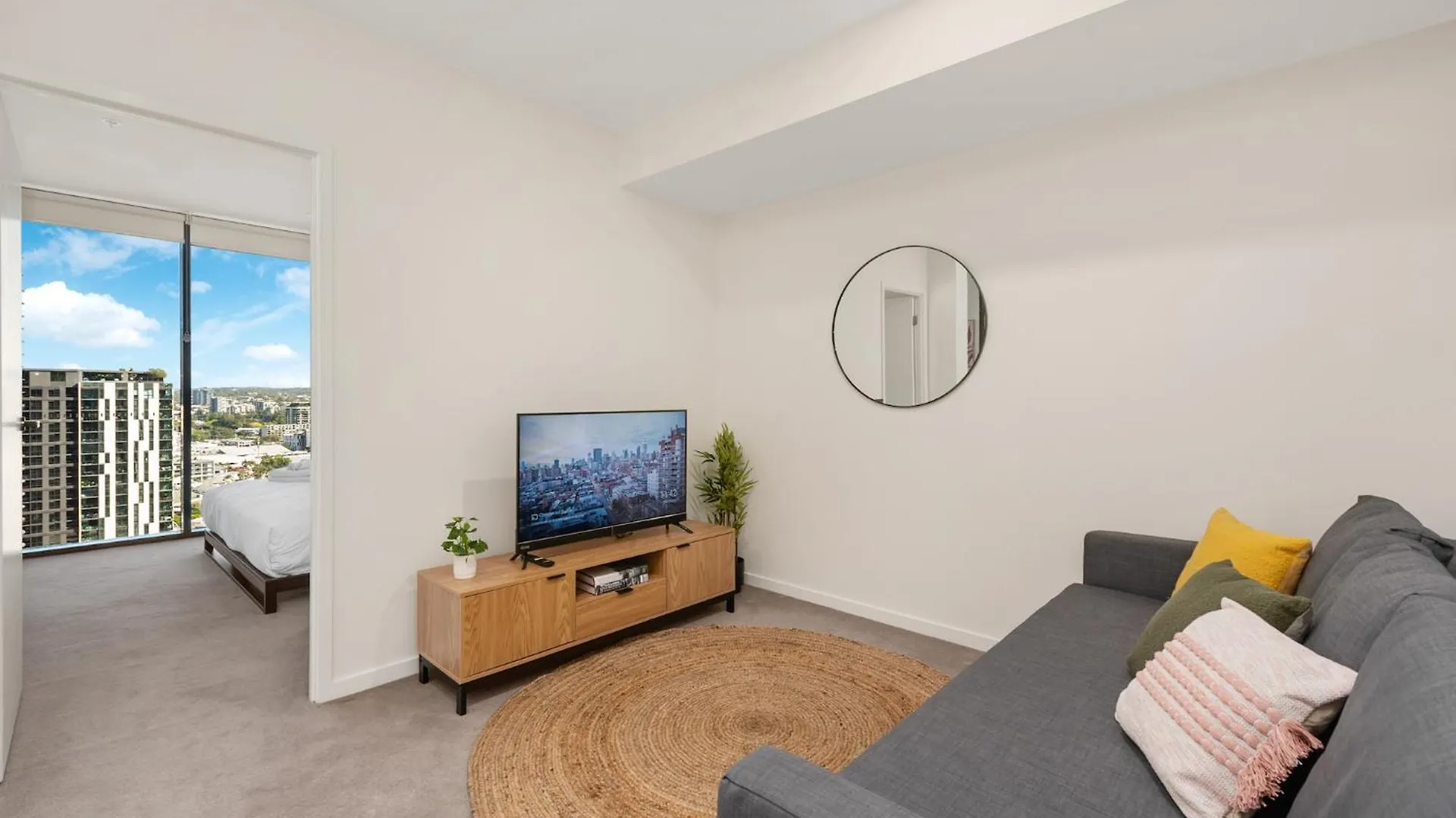 Stunning Views, Best Location, King Bed, Gym, Pool Brisbane Apartment